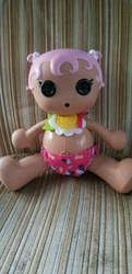 Has sunflower necklace with Pink pants.