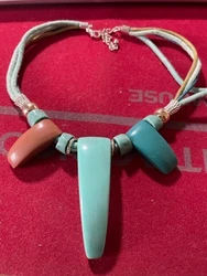  bijoux fantaisie de belle qualité.