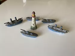 soldats de plomb anciens Bateaux Et Phare Bon État. Dimensions des bateaux 7,5 x 2,2 cm et 7,5 cm pour le phare