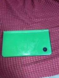 CONSOLE DSI XL VERTE. Ma console fonctionne parfaitement bien il n’y a pas de stylé mais je fournis le chargeur...