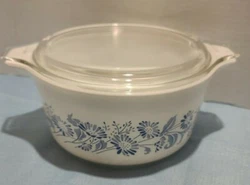Pyrex 1.5 qt Colonial Mist Casserole Bakeware. Condition is 