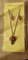 Bijoux Parure Femme. Magnifique parrure boucles d oreilles et collier en résine. Couleur vert, rouge et orange. Idéal...