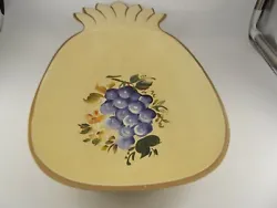 VINTAGE NASHCO HANDPAINTED YELLOW PINEAPPLE W/GRAPES METAL DECOR. VERY PRETTY PURPLE, LAVENDER,YELLOWS AND GREENS....