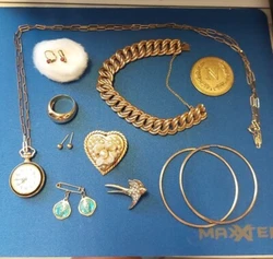 Lot De Bijoux Ancien Et Fantaisie. Pas dor. Métal Doré et Plaqué or. la montre se remonte, je ne sais pas si elle...
