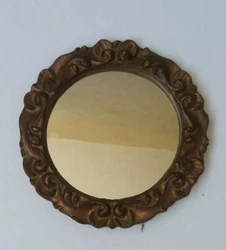 Miroir Bois Circulaire Ancien.  Platre et bois , diamètre 23,5cm  Miroir non déformant. Peinture patiné.  Circa...