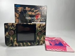 SNK / NEOGEO POCKET / CAMOUFLAGE BROWN/ NEO P16010 / JAP. / BOX et NOTICE / Serial matching. La Neo-Geo Pocket est la...