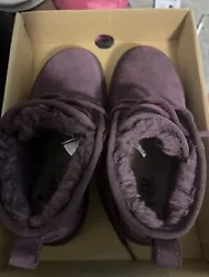 Uggs Women Size 6 Purple Neumel . Condition is Pre-owned. Shipped with USPS Priority Mail.
