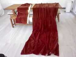 Paire de rideaux anciens en velours rouge sombre, pourpre. (H 267 cm x L 193) x 2 rideaux. Doublés avec tissus blanc...