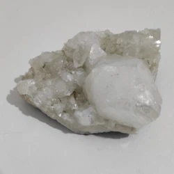 apophyllite Apophyllites est un terme utilisé par les collectionneurs pour désigner en fait trois minéraux...