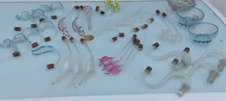 Composé de morceaux de lampes Sorties de greniers donc prévoir un bon nettoyage car sales et poussiereuses.