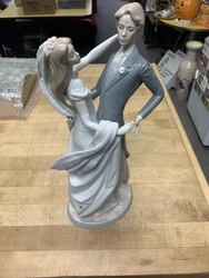 Ships fast, and secure This beautiful Lladró figurine (#1528) features a bride and groom on their wedding day. Crafted...