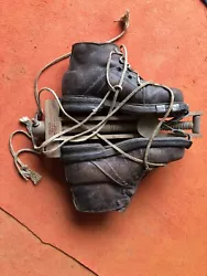 CHAUSSURES SKI VINTAGE DECORATIONJe vends cette paire de chaussures de ski de 1950 (pointure 36) retrouvée dans le...