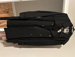 burberry mens jacket size medium. Worn twice. Heritage trench coat. Retail 2,500$