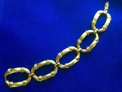 Vintage VENDOME Signed Women’s Gold Tone Textured Oval Link Bracelet 7”. The links are 1.1/4” long and 7/8”...