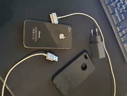Apple iPhone 4s - 8 Go - Noir (Désimlocké)(cloud vierge). protection silicone noir arrière du téléphone.