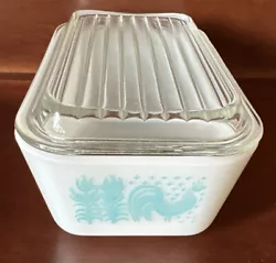 Vintage 1950s Pyrex Amish Butterprint Baking Dish 0502 1 1/2pt With Lid Ovenware. A few flea bites on lid as pictured.