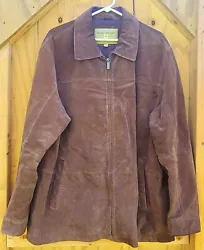 This Boston Harbour mens jacket/coat is a rare find in size XL. Made of high-quality leather and designed with a...