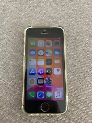 Apple iPhone SE - 64 Go - Gris Sidéral (Désimlocké). Excellent état général. Vendu avec une petite coque silicone...