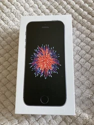 Apple iPhone SE - 16 Go - Gris Sidéral (Désimlocké). Vendu pour pièce, fonctionnes encore.La vitre est cassée...