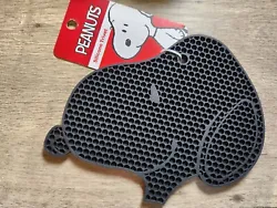 This silicone trivet featuring everyones favorite beagle, Snoopy, is a must-have for any Peanuts fan. The sleek black...
