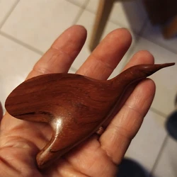 Je propose cette grande et élégante broche en bois. Envois groupés possibles.