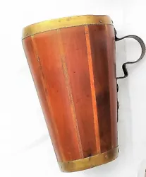 Parfait état / la chope est formée de plusieurs essences de bois voir les photos. Hauteur de la chope 15 cm diamètre...