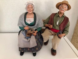 Couple de santons anciens de Provence assis sur un banc signé Landucci. Parfait état. Argile véritable.