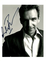 Autographe original de lacteur sur une photo format 11 x 15 cm.