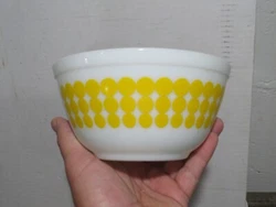 This Pyrex yellow dot mixing bowl is in excellent, used condition. It is 1 1/2 quart, #402. 7 1/16