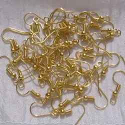 Lot de 100 crochets pour boucles d’oreilles percées en métal doré. Nb de crochets dans un lot : 120 pièces. Les...
