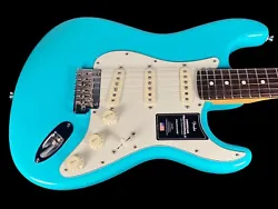 Vous regardez une Fender Stratocaster American Pro II 2021 avec une finition Miami Blue et une touche en palissandre !...