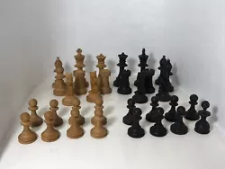Lot de 32 pièces de jeux d échecs. hauteur de 5 cm à 77.5 cm. envoi soigné.