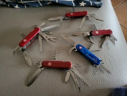 Lot de Wenger Victorinox ancien Couteau de Poche Suisse Ciseaux avec  Usages Multiples, knife, messer. Les photos sont...