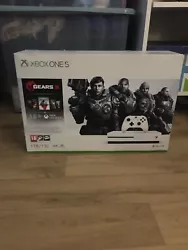 Xbox One S 1to neuf avec une manette et les jeux neuf.