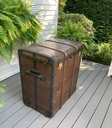STORAGE BENCH OR COFFEE TABLE. IT NEEDS BE A PICK-UP ITEM IN CONNECTICUT. 30
