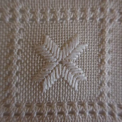 Motifs fleuris & géométriques fait main. Modèle de collection unique à saisir en l’état. Chaque modèle devient...