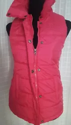 VEST BY ARIZONA IN HOT PINK, SMALL. Very nice vest in hot pink, the front has in both sides pockets. Condition: never...