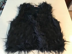 Beautiful faux fur vest by Janice. Single hook and eye closure. Pit to pit-20.5”, length-23”.