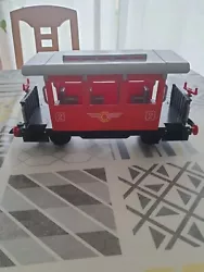 Playmobil Wagon Rouge 7511. Bon état  Voir photos  Ps voir dernière photo une tache sur le toit