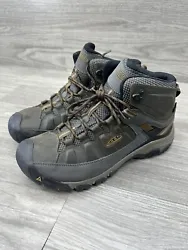 These KEEN Targhee 3 Mid Height Waterproof Hiking Boots are a must-have for any adventurous man. With a solid pattern...