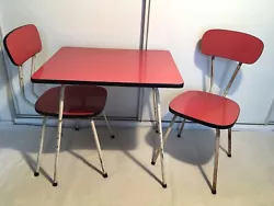 Table et chaises Formica enfants.Vends ensemble vintage années 60, table + 2 chaises en Formica pour enfants. Produits...