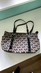 Michael Kors shoulder bag briwn tan black gold hardware. Cutest shoulder bag from Michael Kors in black tan and brown...