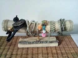 Porte bijoux ou présentoir. La tige qui supporte lensemble est en bambou plein. Le socle est en pin. Une corde en...