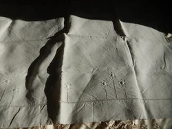 ANCIEN DRAP. Peut servir pour faire un Nappe ou un Rideau. 124 X 156 de Hauteur. et lenuméro de suivi sera communiqué...