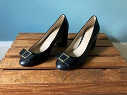 Beautiful & fashionable Cole Haan black leather chuncky 3