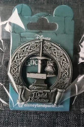 Pin Broche Merlin Lenchanteur Enclume Disneyland Paris Disney. État : nouveau sous blister. Expédition rapide le jour...