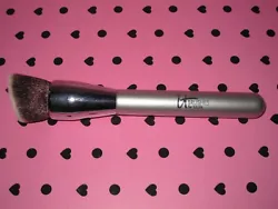 Hair: Airbrush finish blurring synthetic brush hair. About the brush Handle: Makeup bag friendly. Lightweight, durable,...