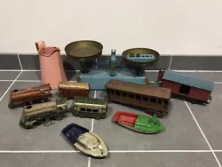 Lot de jouets en tôle pour déco, pièces ou à restaurer Train CR ECLAIR, bateau pop pop, balance, train, wagon.