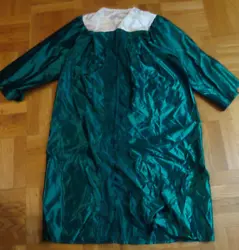 Kelly Green Graduation Gown. Kelly Green Unisex Gown. White collar. Good Luck!! Sleeves (shoulder to end) - 20