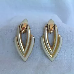Jolie et importante paire de clips doreilles en métal doré et émaillé. Décor géométrique style Art...